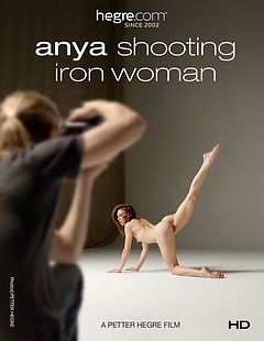 Anya strzelająca do Iron Woman