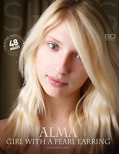 Alma pige med en perleørering