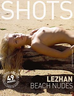 Lezhan nu sur la plage
