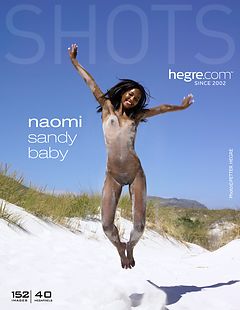 Naomi les pieds dans la sable